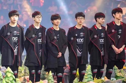 的年轻中场 的年轻中场