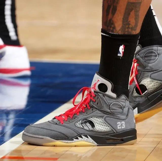 詹姆斯通过 詹姆斯通过